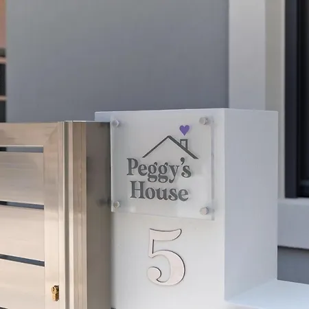 Semesterbostad Peggy's House By 8essentially